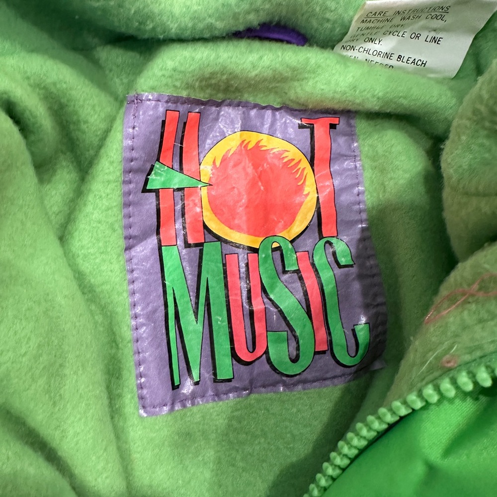 𝙷𝙾𝚃 𝙼𝚄𝚂𝙸𝙲
Retro 90’s 𝑵𝒆𝒐𝒏 Fleece jacket with insert - Picture 3 of 9